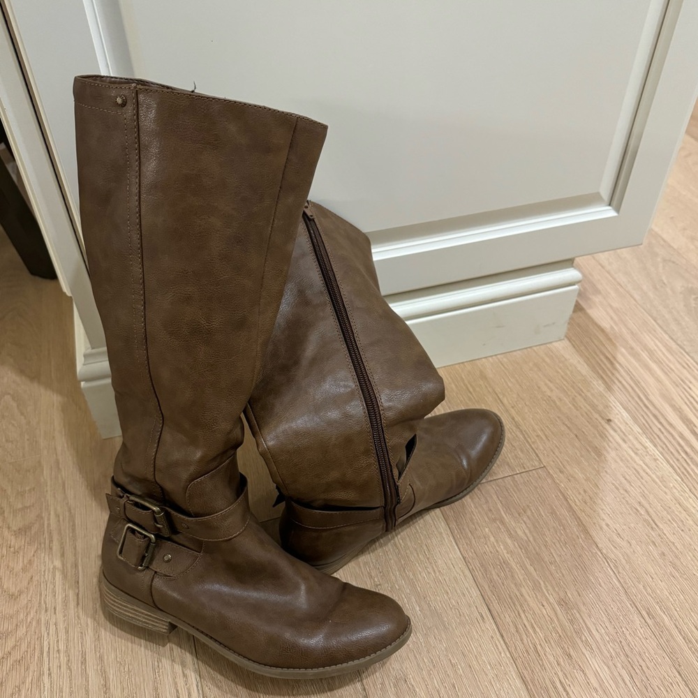 Barely worn Bass Brown leather boots Size 9